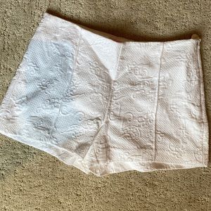 Lilly Pulitzer White Textured Shorts. Size 2